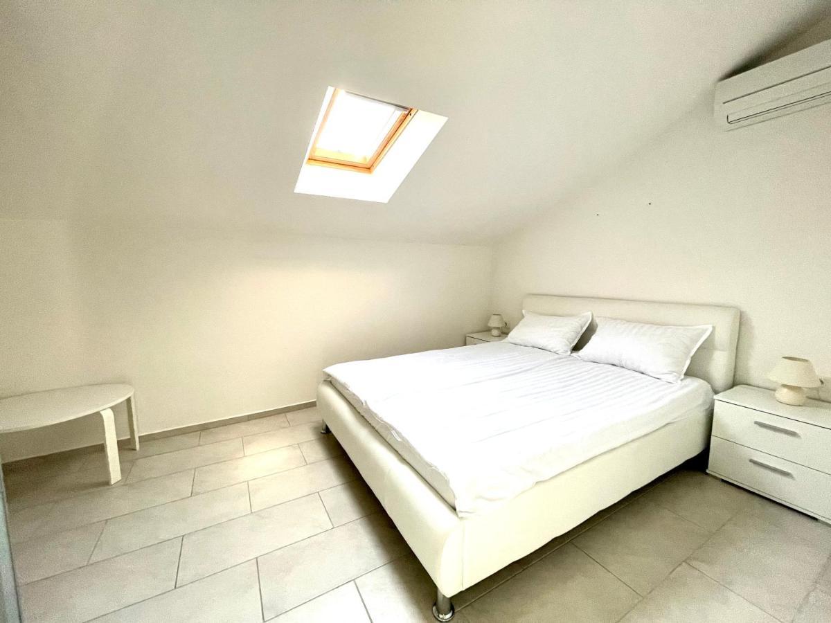 Happy Casa Isola Attico Apartment Изола Екстериор снимка